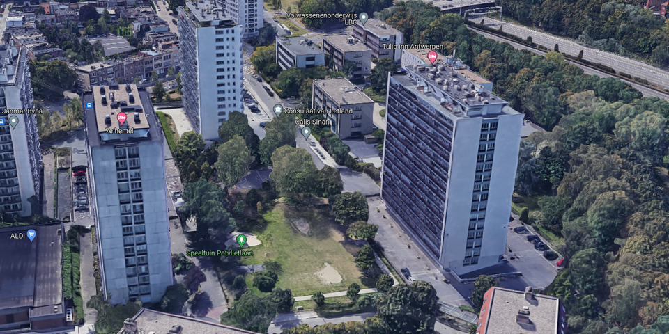 Zicht op het sport- en speelterrein van de Potvlietlaan